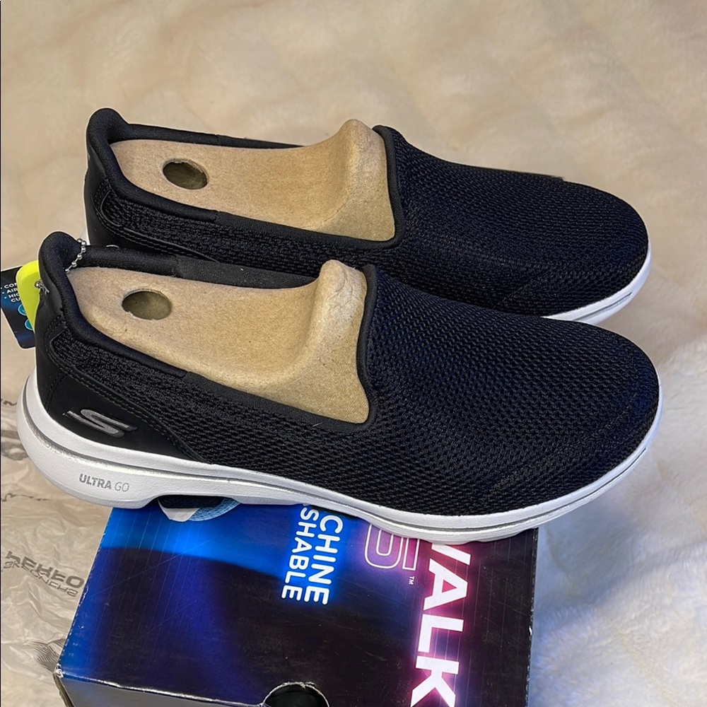 Skechers Women’s Go Walk 5 Black Slip-On Shoes size 6